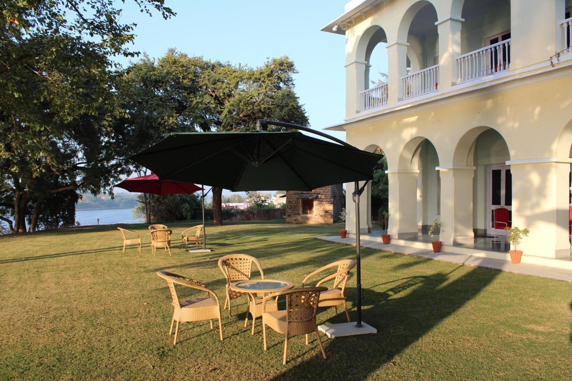 Brijraj Bhawan Palace Hotel Кота Екстериор снимка