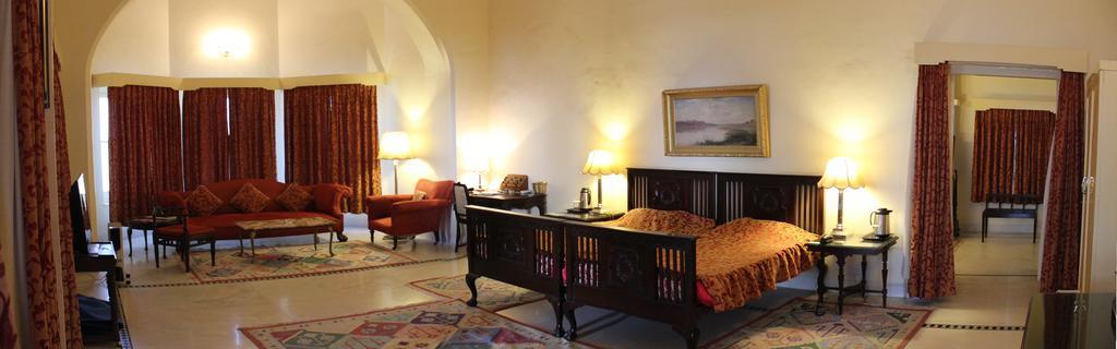 Brijraj Bhawan Palace Hotel Кота Екстериор снимка